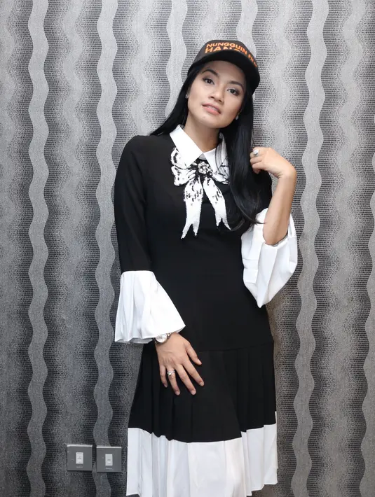 "Di sini namanya tetap sama Titi Kamal, tapi sifatnya beda jauh, pelit, gak mau rugi, tomboy, sok asik, sok terkenal, jadi gak mau rugi," kata Titi Kamal di kantor Rapi Films, kawasan Cikini, Jakarta Pusat, Rabu (16/11). (Galih W. Satria/Bintang.com)