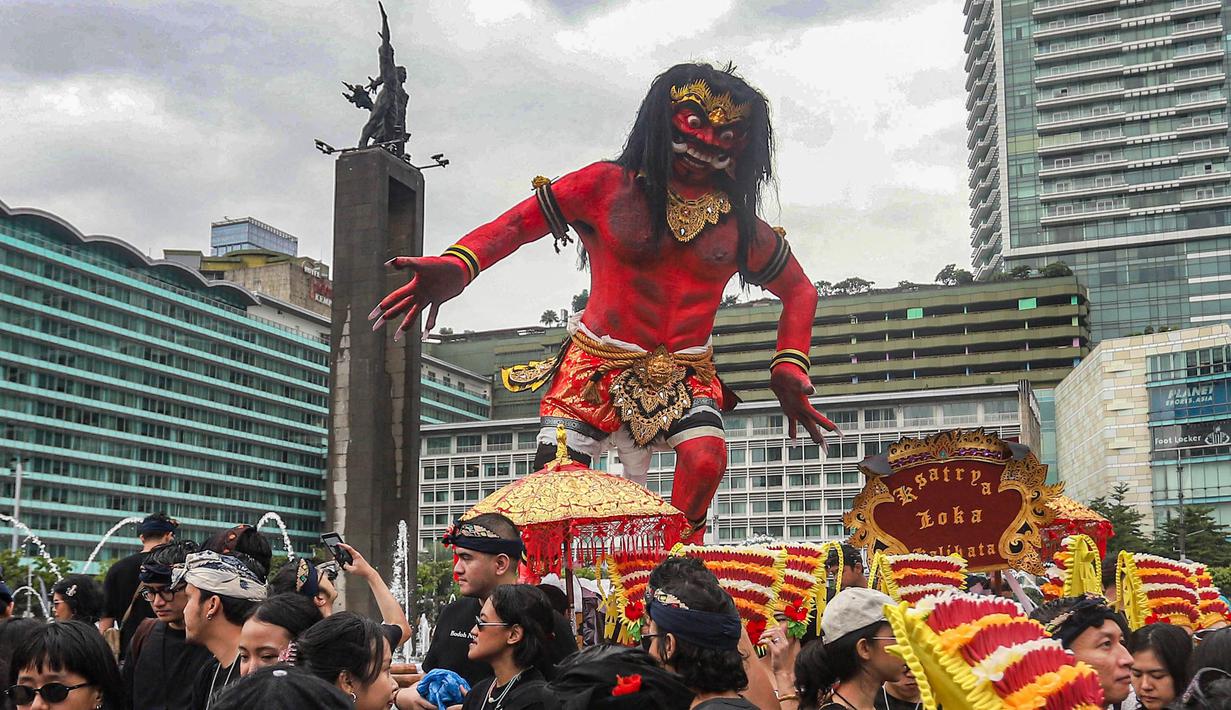 Peserta pawai berasal dari berbagai banjar Hindu dan sekolah-sekolah di sekitar Jakarta.