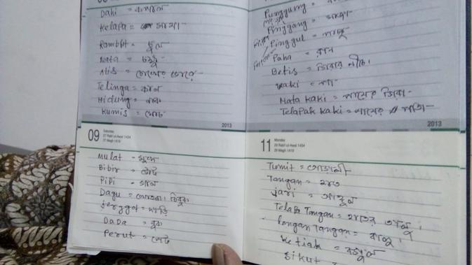 Salah satu peserta Kelas Bahasa, MD Kanchon Mia (58), menunjukkan catatan hasil belajarnya selama mengikuti kegiatan tersebut. (Liputan6.com/Afra Augesti)