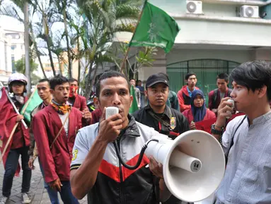 Ikatan Mahasiswa Muhammadiyah cabang Cirendeu menggelar aksi didepan kantor Wimar Witoelar, Jakarta, (20/6/14). (Liputan6.com/Johan Tallo)