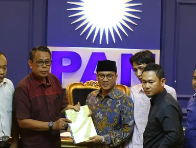 Ketua F-PAN DPR Yandri Susanto (tengah) menerima Gerakan Aliansi Menolak Pertambangan Gunung Gede dan Merdeka Banten di Jakarta, Rabu (20/3). Mereka mengadukan masalah penambangan Gunung Gede dan Gunung Merdeka di Banten. (Liputan6.com/JohanTallo)