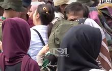 Pelajar 'Lulus' Pendidikan di Barak Militer Bak Taruna TNI, Banjir Air Mata Sujud di Kaki Ibu
