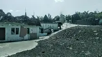 Material semburan gas di Pekanbaru menghancurkan bangunan, seperti yang sudah terjadi di pondok pesantren Al Ihsan. Kondisi diperparah dengan bahaya gas yang disemburkan itu. (Liputan6.com/ M Syukur)