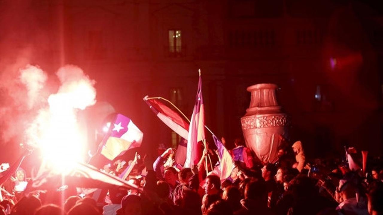 Bentrokan sengit polisi vs suporter hiasi pesta juara Chile