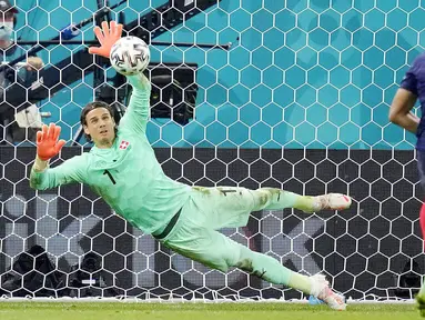 Kiper Yann Sommer sukses menjadi penentu kemenangan Swiss atas Prancis di babak 16 besar Euro 2020. (AP Photo/Vadim Ghirda, Pool)