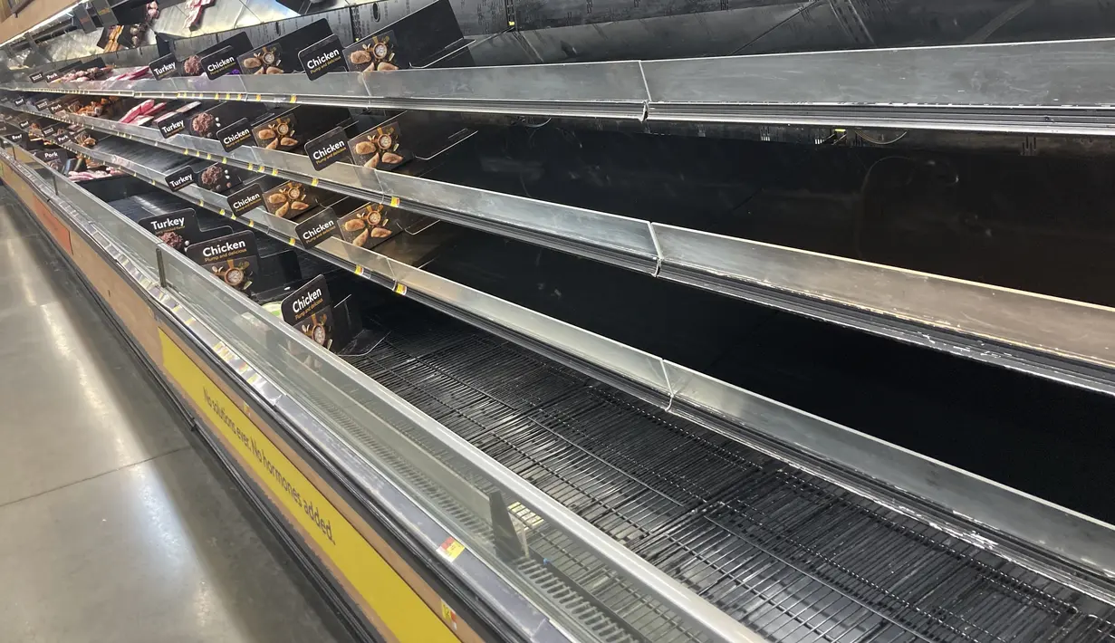 Rak kosong di Walmart di Anchorage, Alaska, pada 8 Januari 2022. Beberapa pekan terakhir ini supermarket di Amerika Serikat (AS) tengah kekurangan produk bahan makanan karena masalah baru, seperti tingginya penyebaran varian omicron dan cuaca buruk. (AP Photo/Mark Thiessen)