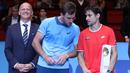 David Ferrer berbincang dengan Steve Johnson usai penyerahan trofi Erste Bank Open 2015, Minggu (25/10/2015). (Bola.com/Reza Khomaini)