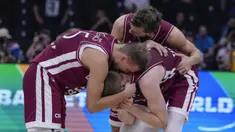 Reaksi kecewa sejumlah pebasket Latvia setelah kalah dari Jerman setelah laga perempat final Piala Dunia FIBA 2023 di Mall of Asia Arena, Manila, Filipina pada Rabu (06/09/2023). Davis Bertrans (kanan) dkk tumbang dengan skor 79-81 dan gagal melaju ke semifinal. (AP Photo/Michael Conroy)