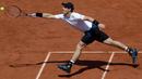 Aksi Andy Murray saat berusaha mengembalikan bola ke petenis Slowakia Martin Klizan saat pertandingan putaran kedua Prancis Terbuka di Roland Garros stadium, Paris, (1/6). Murray menang atas Klizan 6-7, 6-2, 6-2, 7-6. (AP Photo/Petr David Josek)