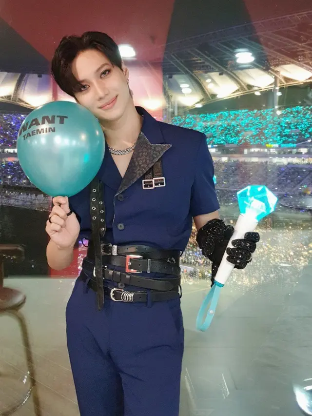 Taemin SHINee dan lightstick resmi grupnya (Twitter/ SHINee)