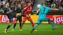 Kiper Bayer Leverkusen Lukas Hradecky berebut bola dengan  bek Atletico Madrid Mario Hermoso dalam matchday kedua Grup B Liga Champions di BayArena, Rabu (14/9/2022) dini hari WIB. Bertandang ke markas Bayer Leverkusen, Atletico Madrid tumbang dengan skor 0-2. (Photo by Sascha Schuermann / AFP)