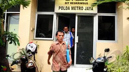Polda Metro Jaya melakukan pemeriksaan kepada 7 saksi terkait kasus dugaan korupsi pengadaan UPS pada APBD 2014 DKI Jakarta, Senin (9/3/2015). Tampak salah satu saksi berjalan keluar usai menjalani pemeriksaan (Liputan6.com/Yoppy Renato)
