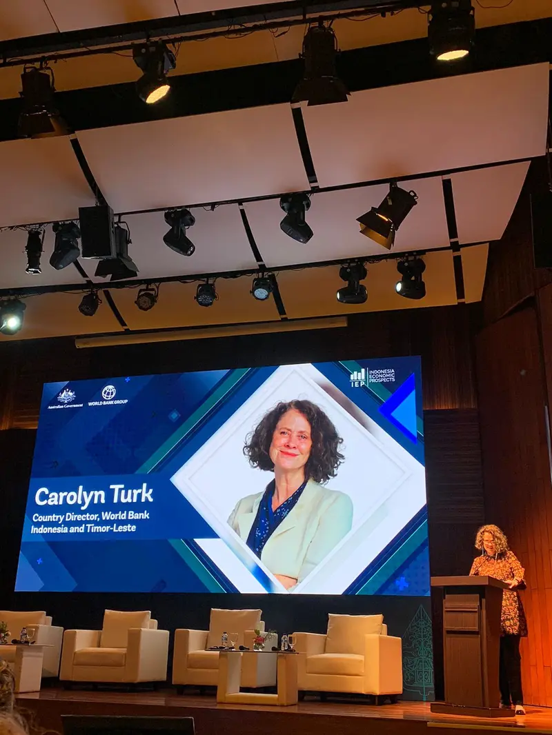 Direktur Bank Dunia untuk Indonesia dan Timor-Leste, Carolyn Turk saat berpidato dalam acara peluncuran laporan Economic Prospects Report Edisi Juni 2024 di Jakarta, Senin (24/5/2026).