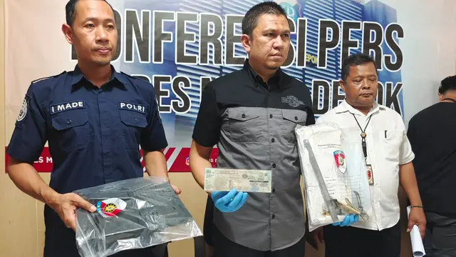 Kasat Reskrim Polres Metro Depok, Kompol Hadi Kristanto memperlihatkan barang bukti pembuatan STNK palsu di Polres Metro Depok.