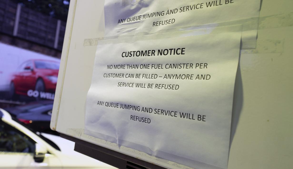 Sebuah tanda informasi terkait merebaknya panic buying bahan bakar terlihat di sebuah pompa bensin di Manchester, Senin (27/9/2021). Pompa bensin mengering di beberapa bagian Inggris karena aksi beli di tengah kepanikan menguras tangki di sejumlah stasiun pengisian bahan bakar. (AP Photo/Jon Super)