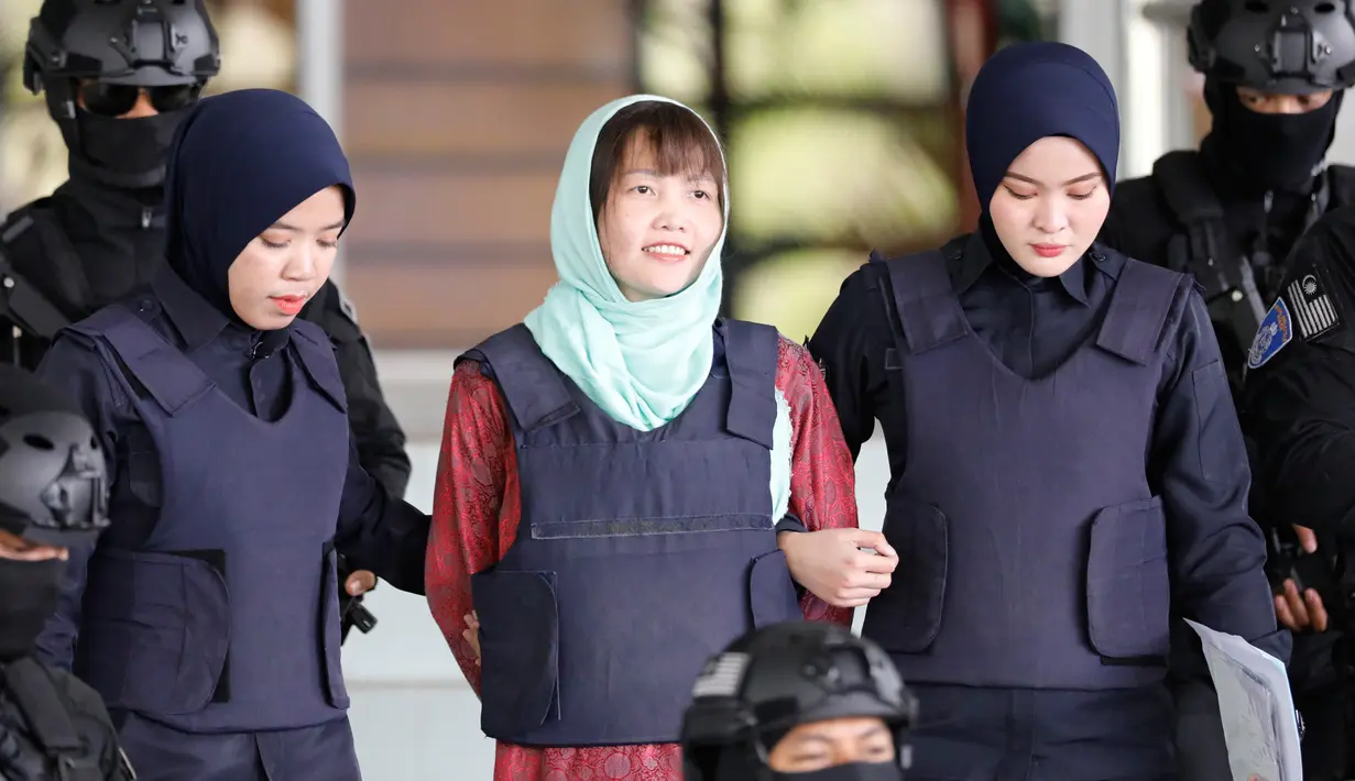 WN Vietnam yang menjadi tersangka kasus pembunuhan Kim Jong-nam, Doan Thi Huong dengan pengawalan polisi meninggalkan Pengadilan Tinggi Shah Alam di Malaysia, Senin (1/4). Doan Thi Huong dijatuhi sanksi pidana 3 tahun 4 bulan setelah mengaku bersalah atas tuduhan yang lebih ringan (AP/Vincent Thian)