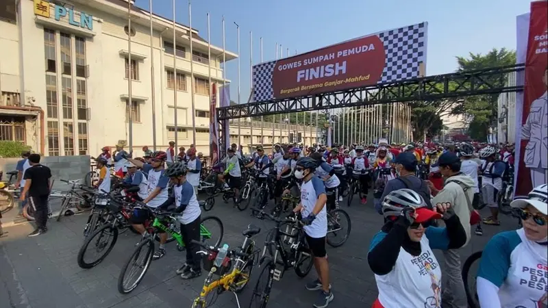 Ribuan orang mengikuti kegiatan sepeda santai bertajuk "Gowes Sumpah Pemuda", Minggu (29/10/2023) pagi. Acara yang digagas kelompok relawan capres Ganjar Pranowo, KawanJuang GP ini mengangkat tema 'Menyusuri Jejak Perjuangan Soekarno Muda di Kota Bandung'