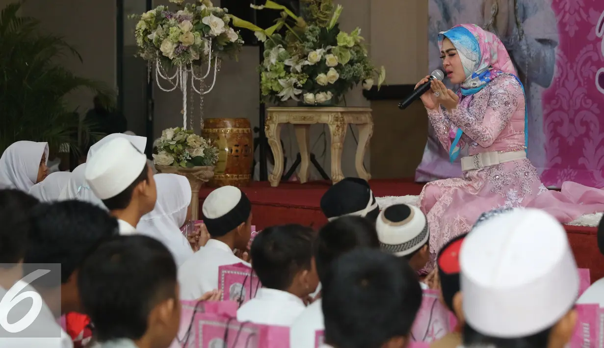 Syahrini saat tampil di acara Tanda Cinta Princess Syahrini di Masjid Az-Zikra, Sentul, Bogor, Jumat (24/6). Syahrini berbagi rezeki dengan 5.000 anak yatim.  (Liputan6.com/Herman Zakharia)