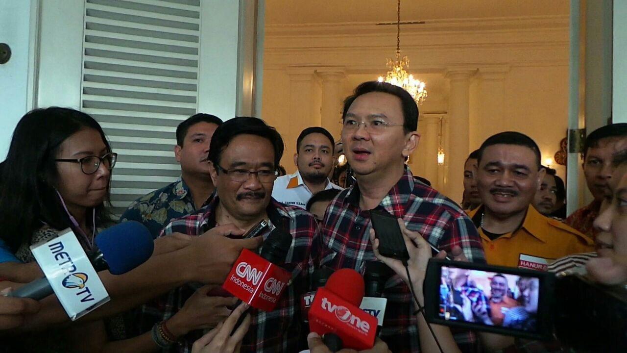 Ahok dan Djarot kompak menggunakan baju kotak-kotak biru, putih, merah.