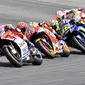 Pebalap Italia, Andrea Dovizioso saat memimpin didepan pebalap lainya pada balapan MotoGP Austria di Red Bull Ring, Spielberg, Austria (13/8/2017). Dovizioso menjadi juara pada lap terakhir. (AP/Kerstin Joensson)