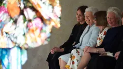 Ratu Elizabeth II duduk di sebelah Ratu Fashion, Anna Wintour menyaksikan pagelaran London Fashion Week 2018, Selasa (20/2). Kunjungan pertama Ratu Elizabeth di pekan mode tersebut dilakukan mendukung industri fashion negaranya (Yui Mok/Pool photo via AP)