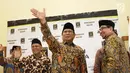 Ketua Umum Partai Gerindra, Prabowo Subianto melambaikan tangan usai pertemuan tertutup dengan Petinggi PKS di kantor DPP PKS, Jakarta, Senin (30/07). Kedatangan Prabowo membahas Cawapres dan koalisi. (Liputan6.com/Herman Zakharia)
