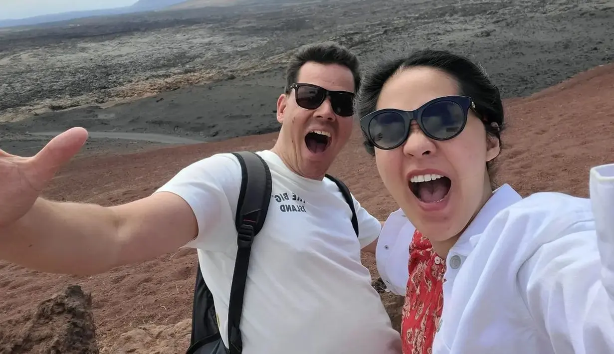 Tak hanya berlatar laut, Gracia Indri dan Jeffry juga memilih pemandangan sebagai background. Mereka tetap terlihat seru. (Foto: Instagram/@graciaz14)