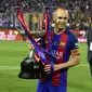 1. Andres Iniesta - Fans Real Madrid mengungkapkan rasa kagum terhadapnya. Pendukung Espanyol dibuat haru usai sang pemain memberikan penghormatan terakhir bagi bek Espanyol, Daniel Jarque yang meninggal usai terkena serangan jantung. (AFP/Ander Gillenea)