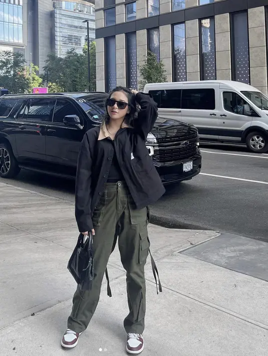 Sesekali bergaya boyish, paduan celana kargo dan jaket oversized menyempurnakan gaya fashionnya.  [Foto: Instagram/ Zee JKT48]