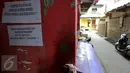 Tulisan protes terhadap penggusuran ditembok rumah warga di pemukiman Kampung Pulo, Jakarta, Kamis (23/7). Pemprov DKI menyiapkan rusun Jatinegara Barat sebagai relokasi tetapi warga menolak karena masih menuntut biaya rugi. (Liputan6.com/Faizal Fanani)