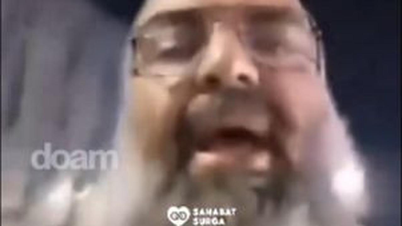 Usai melantunkan lafal Talbiyah, Ustadz Tariq ini kemudian mendoakan masyarakat Gaza.<br>