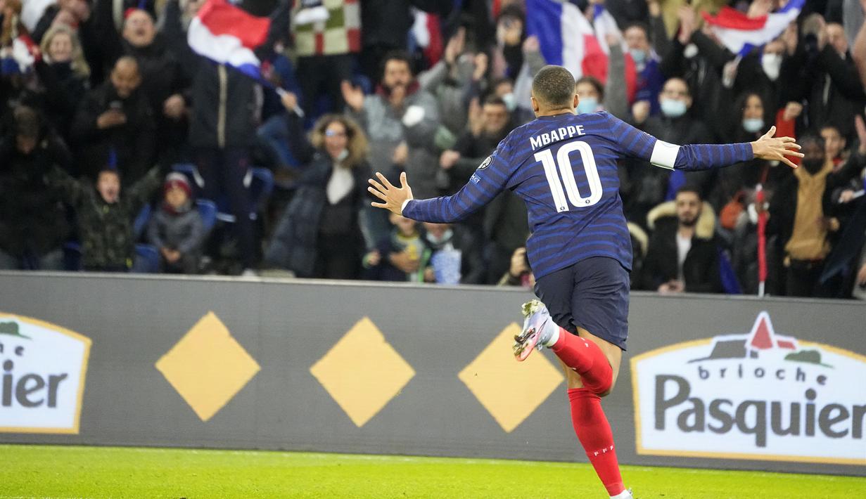 Prancis sudah unggul 1-0 pada menit ke-6. Kylian Mbappe berhasil memanfaatkan umpan tarik yang dilepaskan Theo Hernandez lewat sepakan langsung kaki kanan dari dalam kotak penalti. (AP/Michel Euler)