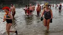 Sejumlah anggota klub renang es "Berliner Seehunde" berjalan di danau Orankesee, Berlin, Jerman (1/1). Terlihat kebanyakan dari mereka adalah orang tua yang sudah berusia lanjut. (REUTERS/Fabrizio Bensch)