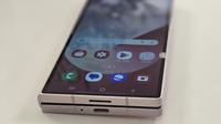 Smartphone layar lipat terbaru Samsung Galaxy Z Fold 6 dalam warna Pink. (Liputan6.com/ Agustin Setyo Wardani)