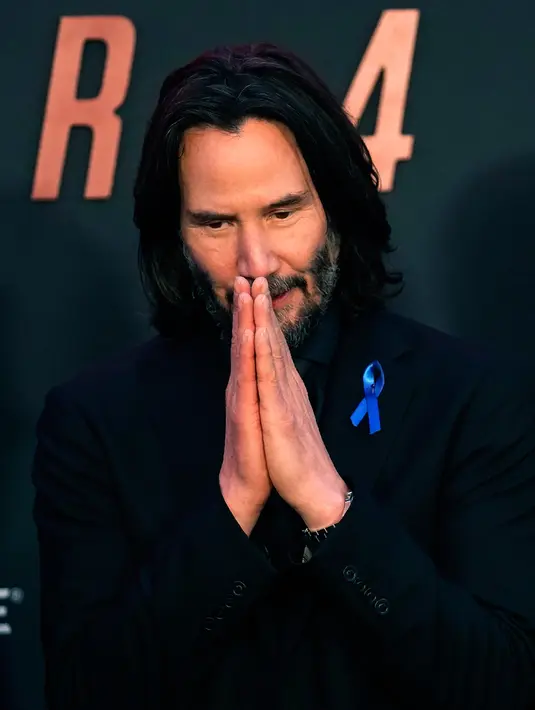 <p>Ia mengenakan setelan hitam klasik berpadu dengan kemeja biru tua dan dasi abu-abu yang stylish. (AP Photo/Chris Pizzello)</p>