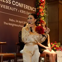 Krisdayanti menghadiri jumpa pers peluncuran produk bulu mata palsu hasil kolaborasi dengan&nbsp;Lavie Beauty di bilangan Jakarta Selatan, 24 April 2024. (dok.&nbsp;Lavie Beauty)