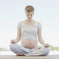 Ternyata perempuan hamil juga harus berolahraga. Salah satu olahraga yang paling aman adalah melakukan yoga. 