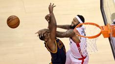 Pemain Raptors, James Johnson #3 menepis tembakan pemain Cavaliers, Tristan Thompson #13 pada final Wilayah Timur NBA Playoffs 2016 di Air Canada Centrer, Selasa (24/5/2016), Toronto, Ontario, Canada. (Tom Szczerbowski/Getty Images/AFP)