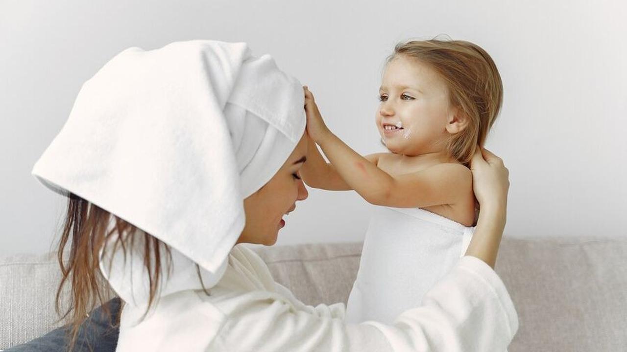 Menurut WebMD, anak-anak sebaiknya mulai menggunakan sunblock dengan SPF minimal 30 pada usia 6 bulan ke atas.&nbsp;