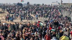Ribuan warga Palestina pada Senin pagi 27 Januari 2025 waktu setempat berjalan kaki kembali ke wilayah Jalur Gaza utara. (Omar AL-QATTAA/AFP)