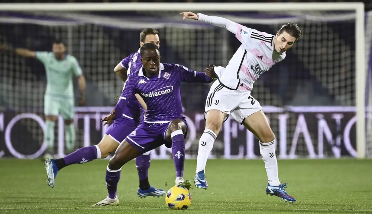 Pemain Juventus, Fabio Miretti, berebut bola dengan pemain Fiorentina, Christian Kouamé, pada laga Liga Italia di Stadion Artemio Franchi, Senin (06/11/2023). (LaPresse via AP/Massimo Paolone)