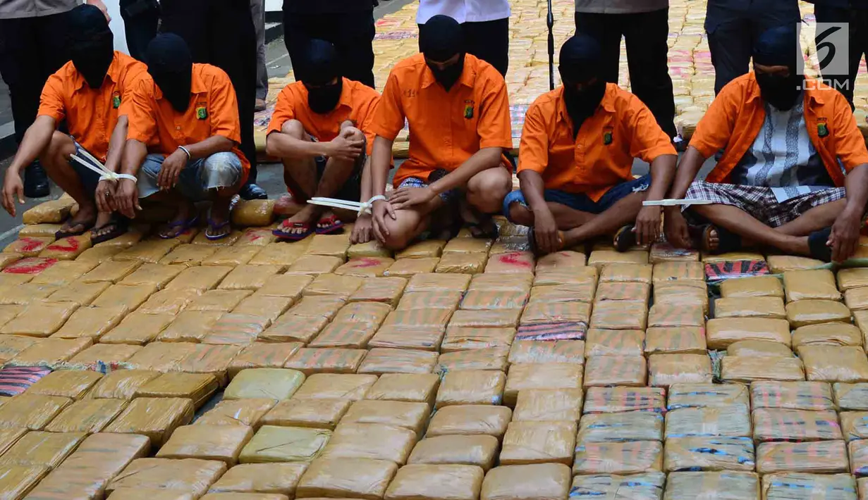 Tersangka dan barang bukti narkoba jenis ganja diperlihatkan saat rilis di Polda Metro, Jakarta, Senin (30/7). Sebanyak 1.434 kg ganja jaringan Aceh-Jakarta-Bogor diamankan petugas berikut 6 orang tersangka. (Merdeka.com/Arie Basuki)