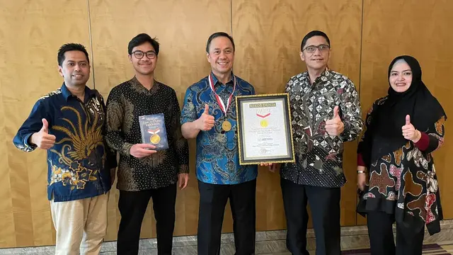 Founder ESQ Ary Ginanjar Agustian (tengah) dan jajaran Accelerated Culture Transformation (ACT) Consulting International saat menerima piagam Rekor MURI