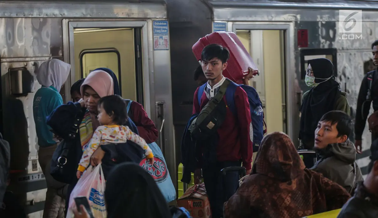 Penumpang turun dari kereta api Taksaka Yogyakarta tiba dI Stasiun Gambir, Jakarta, Minggu (9/6/2019). Pada H+4 Lebaran yang merupakan puncak arus balik lebaran, sebanyak 78.249 orang tiba di Jakarta melalui Stasiun Gambir sejak 6 Juni 2019 sampai dengan hari ini. (Liputan6.com/Faizal Fanani)