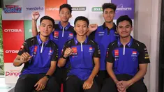 Pembalap Yamaha Racing Indonesia foto bersama saat kunjangan ke kantor Kapanlagi Youniverse di Gondangdia, Jakarta, Jumat (23/02/2024). (Bola.com/Abdul Aziz)