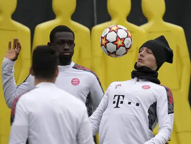 Bek Bayern Munchen, Benjamin Pavard (kanan) mengontrol bola di samping Tanguy Nianzou selama sesi latihan di Munich, Jerman, Senin (1/11/2021). Bayern Munchen akan meladeni Benfica pada matchday 4 Grup E Liga Champions 2021/22, Rabu (3/11) dini hari WIB. (AP Photo/Matthias Schrader)