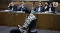 Terdakwa kasus suap jual beli jabatan di lingkungan Kemenag Romahurmuziy menjalani sidang vonis di Pengadilan Tipikor Jakarta, Senin (20/1/2020). Mantan Ketum PPP itu divonis pidana penjara selama dua tahun dan denda Rp100 juta subsider tiga bulan kurungan. (Liputan6.com/Faizal Fanani)