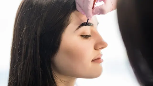 Memakai eyeliner untuk pensil alis