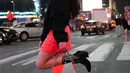 Beby Tsabina berpose dengan kaki di angkat saat berada di jalanan Time Square, New York. Beby Tsabina sendiri memang dikenal sebagai salah satu artis yang terlihat fashionable dan kekinian. (Instagram/bebytsabina)