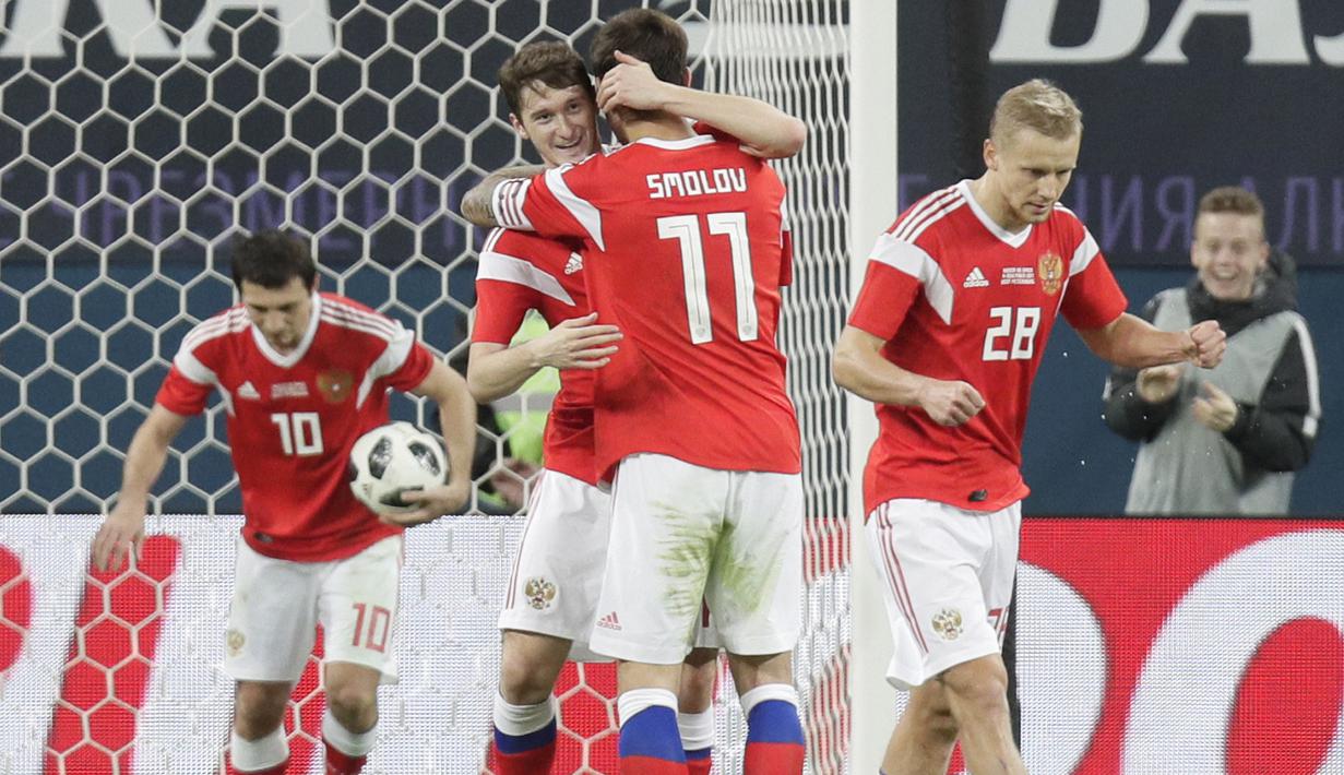 Para pemain Rusia merayakan gol Fedor Smolov (tengah) saat melawan Spanyol pada laga persahabatan di St.Petersburg, Russia, (14/11/2017). Spanyol bermain imbang 3-3 lawan Rusia. (AP/Dmitri Lovetsky)